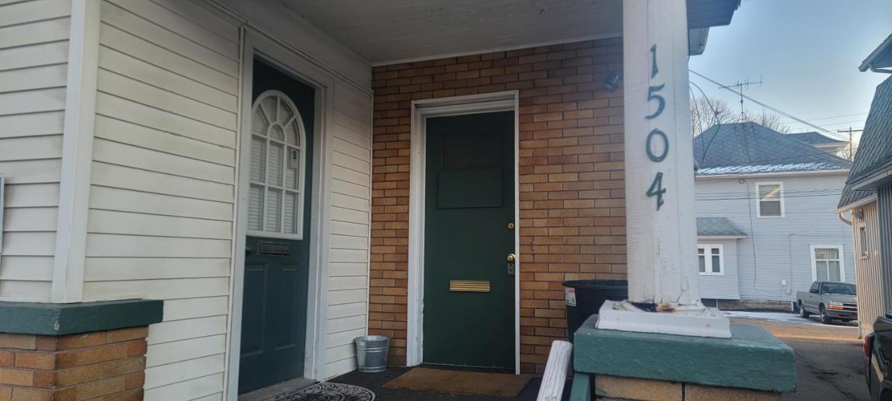 E. Michigan Walk Up Furnished 2 Bedroom Apt Lansing Zewnętrze zdjęcie